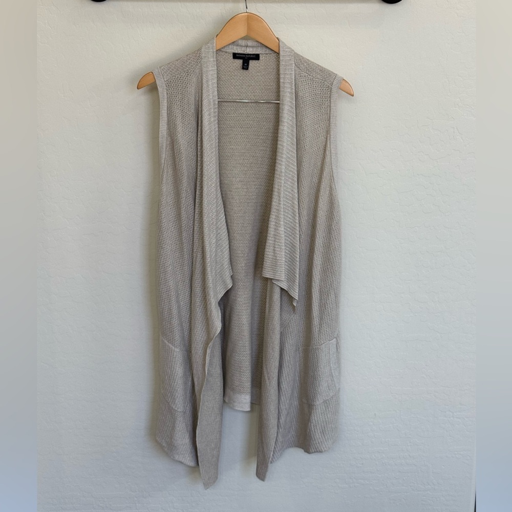 Banana Republic Women’s Light Gray Sleeveless Cardigan, Size Medium, EUC!